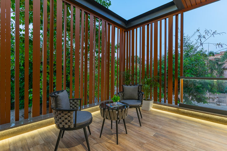 In this Ahmedabad home by #PrashantParmarArchitect, all three come alive. From double-height cores to screened balconies, the design balances openness and intimacy with a modern warmth. indiaartndesign.com/where-shadows-…