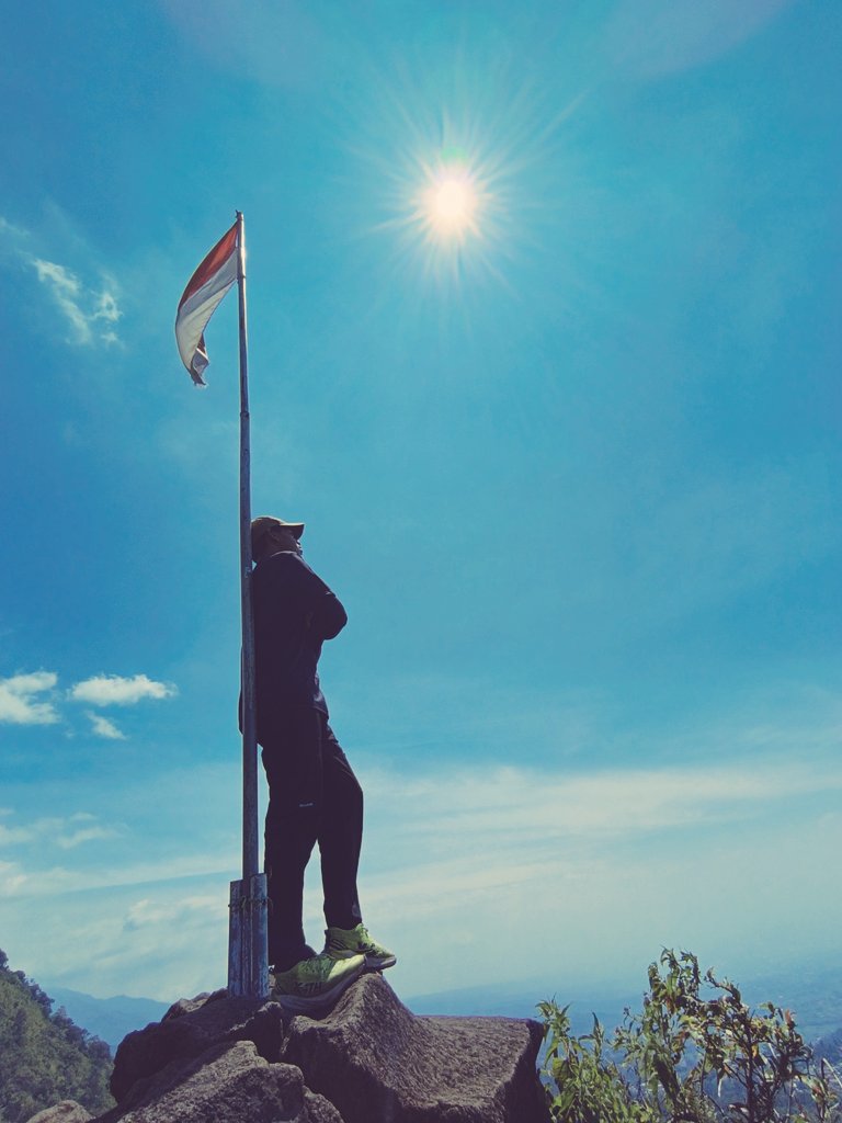 astar_ef's tweet photo. Selama langit masih biru dan matahari tetap bersinar terang, pasti tetap ada harapan yang datang.
#kawalterus #Indonesia 
#ashryroyanalief https://t.co/zEEabinAPf