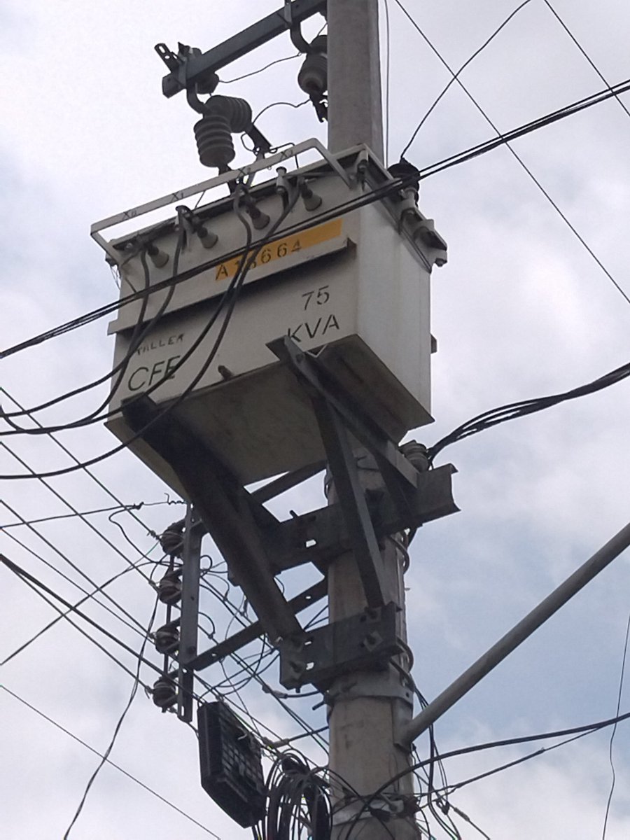 FcodeAnda's tweet image. Dice @Claudiashein en su informe que rescató a la @CFEmx.

¿Y quién rescata a los ciudadanos de la paraestatal, que es buena para cobrar y pésima para prestar servicio?

Hoy se cumplen 3 días sin luz en Jardines de San José en Guadalajara, 3 veces vino la @CFEmx  y no repara.