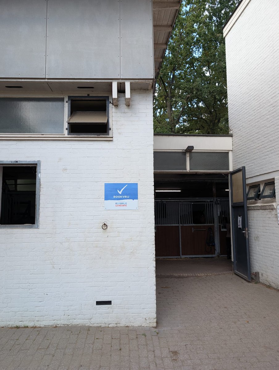 Sinds 1 januari zijn alle Rotterdamse sportterreinen rookvrij – dus ook het terrein van de Rotterdamsche Manège. Dit geldt voor de stallen, rijbanen, de Grandstand en het parkeerterrein. Vanaf 31 december komt daar ook ons terras bij.

Wij rekenen op ieders medewerking