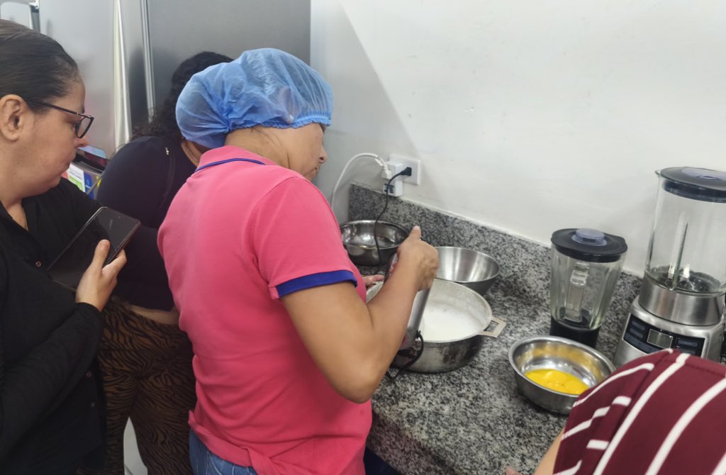 MMDDHH_Zona4's tweet photo. 📍#Chone

📌En coordinación con la @UleamEcuador desarrollamos el tercer encuentro del curso de repostería dirigido a mujeres, fortaleciendo su autonomía económica y brindando alternativas para mejorar el bienestar de sus familias.

#ElNuevoEcuador https://t.co/R2mVByt0Og