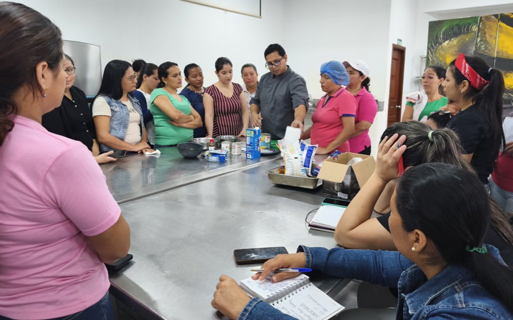 MMDDHH_Zona4's tweet photo. 📍#Chone

📌En coordinación con la @UleamEcuador desarrollamos el tercer encuentro del curso de repostería dirigido a mujeres, fortaleciendo su autonomía económica y brindando alternativas para mejorar el bienestar de sus familias.

#ElNuevoEcuador https://t.co/R2mVByt0Og