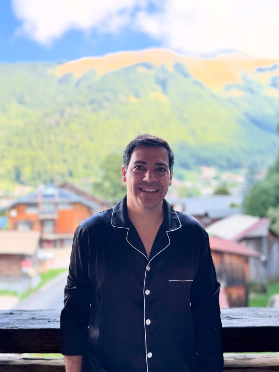 jibsskrtt's tweet image. Chillin&apos; in the mountains living my best life one pajama day at a time. 🌄 
#MountainVibes #PajamaLife #ChasingViews