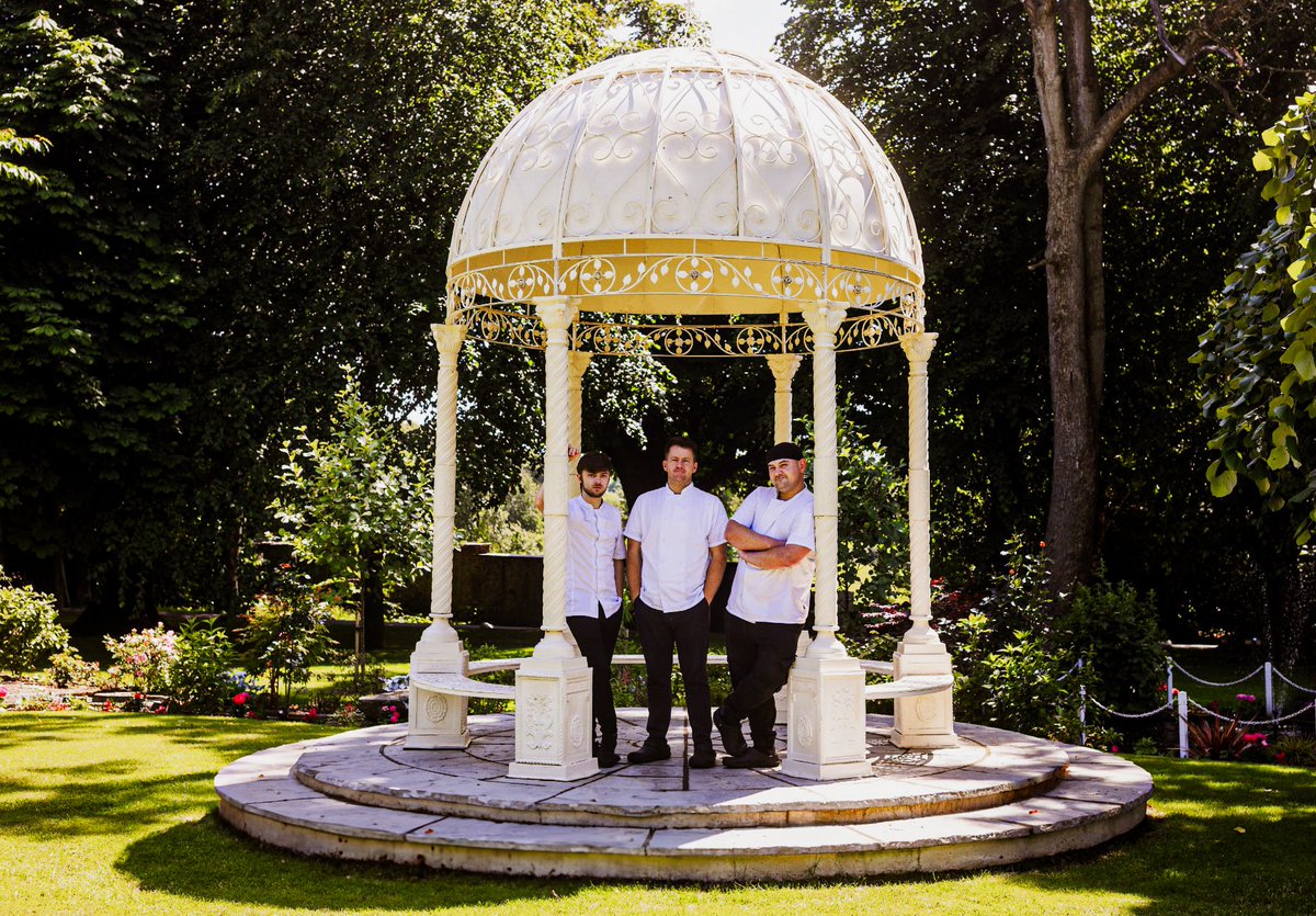 PlasDinas's tweet image. It&apos;s that exciting time of the month once again. New menu day is here!

Daniel, Kane &amp;amp; our team of talented chef&apos;s are ready for another month of fabulous flavour, delicious dishes &amp;amp; the best in seasonal &amp;amp; local produce. #Septembermenu

plasdinas.co.uk/dining

#michelinguidegbi
