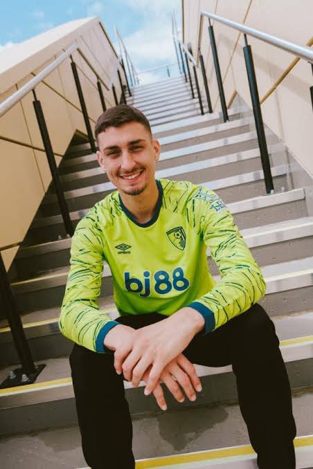 📌 Kaleci transferi konusunda ilk gidilen Petrovic kesinlikle en doğru isimdi. Chelsea’nin istediği rakama çıkılmadı. Petrovic 28.9 milyon Euro bedelle Bournemouth’a gitti. Şimdi Uğurcan için 25-30 milyon Euro’lar konuşuluyor.

Burada Uğurcan Çakır’ın kalecilik meziyetleriyle