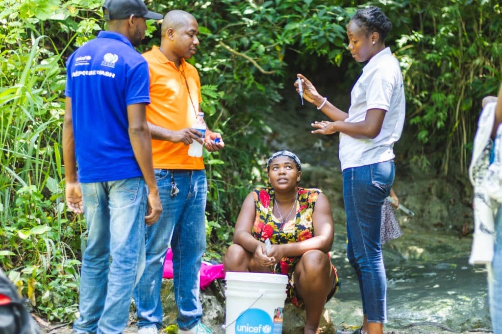 UNICEFHaiti's tweet photo. In Boucan-Carré and other rural areas of Haiti, families often rely on unsafe water.
With support from @SIDA, @DINEPA & UNICEF provided chlorinated water, safe containers, products, and trained technicians to protect health.
#foreverchild 💙 https://t.co/aIhcb98G93
