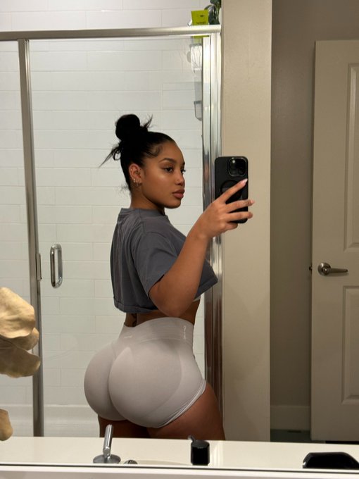 Watch sharalifts's leaked NSFW photo on TwXstars