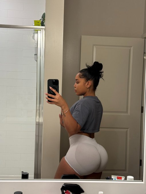 Watch sharalifts's leaked NSFW photo on TwXstars