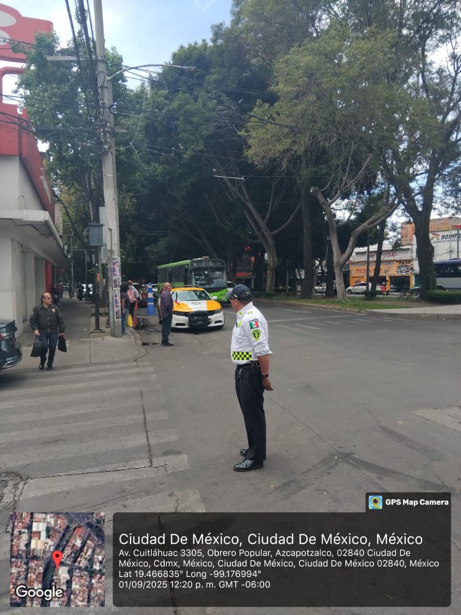 UCS_GCDMX's tweet photo. @Juliusflores23 @TodosSomosAzcap @Azcapo_Denuncia @SSC_CDMX @OVIALCDMX @ClaveriaCDMX En atención al reporte, policías de #TránsitoGCDMX acudieron a la zona para inhibir esta situación. Se continúa al pendiente para evitar faltas al reglamento y garantizar la seguridad vial. https://t.co/Ks87Vm5aO8