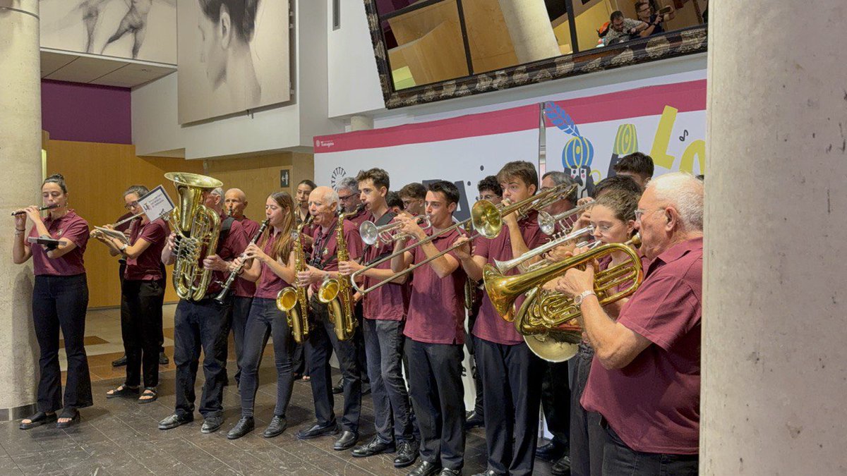 Avui hem anat a tocar a la roda de premsa de la presentació del programa de #SantaTecla pels 100 anys de l’Amparito!🎶

Ens podreu trobar a l’#ElectroBUMT i a alguna sopresa més que tenim preparada🤩

📅12 de setembre 
🕐 22h
📍Teatre Auditori Camp de Mart