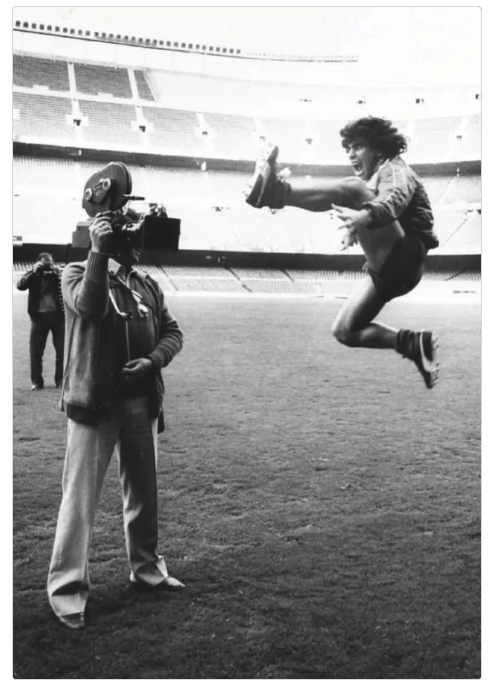 MaradonaPICS's tweet photo. Lunes https://t.co/YGV7vgzLkD