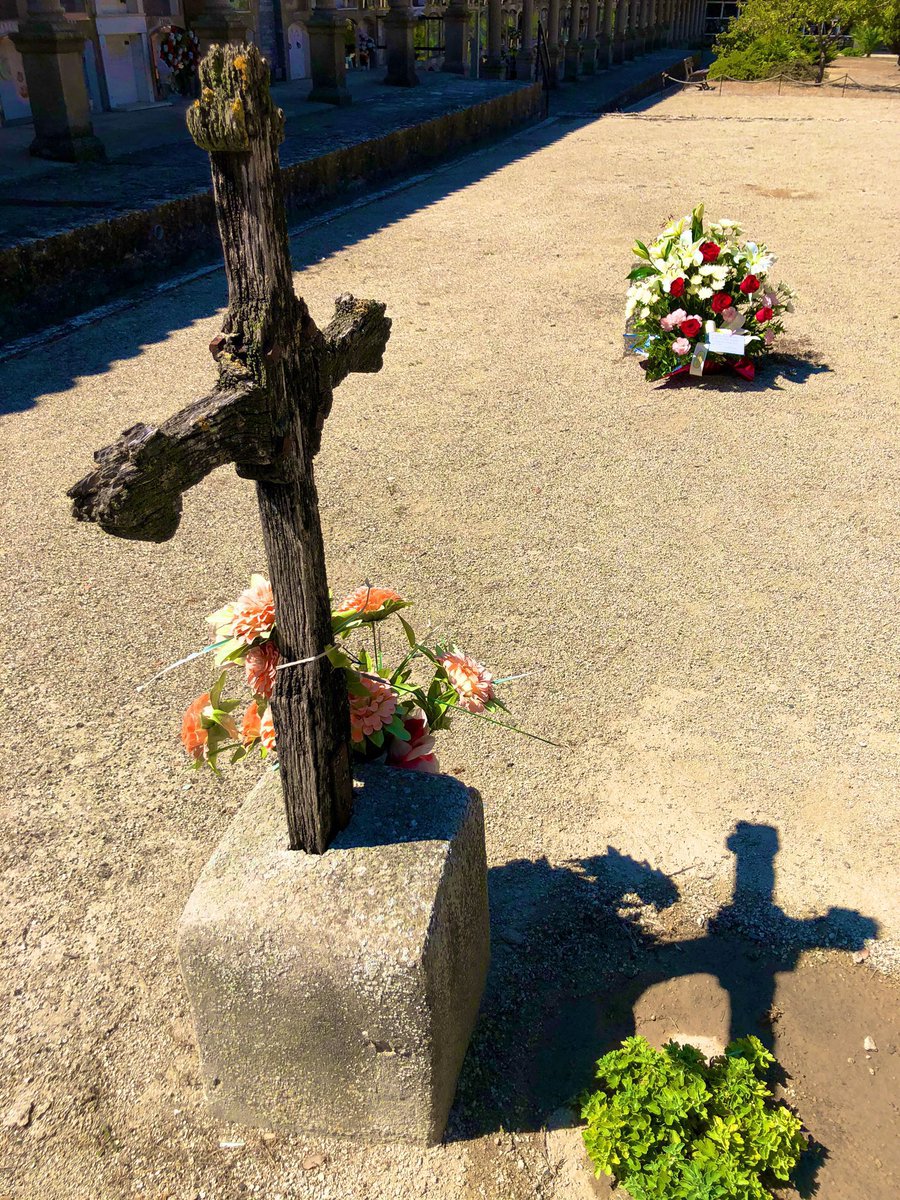 jolival65's tweet photo. Dissabte que ve a les 12 del migdia ens retrobarem al cementiri de Cervera per recordar i homenatjar als enterrats a la fossa comuna. Un acte on els protagonistes són els familiars, i en el que, any rere any, la @paeriacervera cuida de tots els detalls d’organització. https://t.co/oj1PnXIvp2