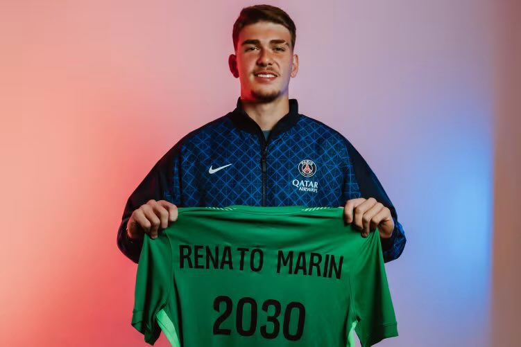 MegaPSG_'s tweet image. 🚨🚨BILAN MERCATO PSG :

💸 Masse salariale économisée :
Donnarumma (12,7M)
Asensio (14,5M)
Kolo Muani (9M)
Soler (4,8M)
Kimpembe (7,6M)
Mukiele (8,4M)
Renato (6,9M)
Tenas (1,1M)
Skriniar (10M)

➡️ 75M en moins💰

📈 Bonus transferts :
Nkunku (~3M)
Simons (1M)
Ekitike (15M)

➡️…