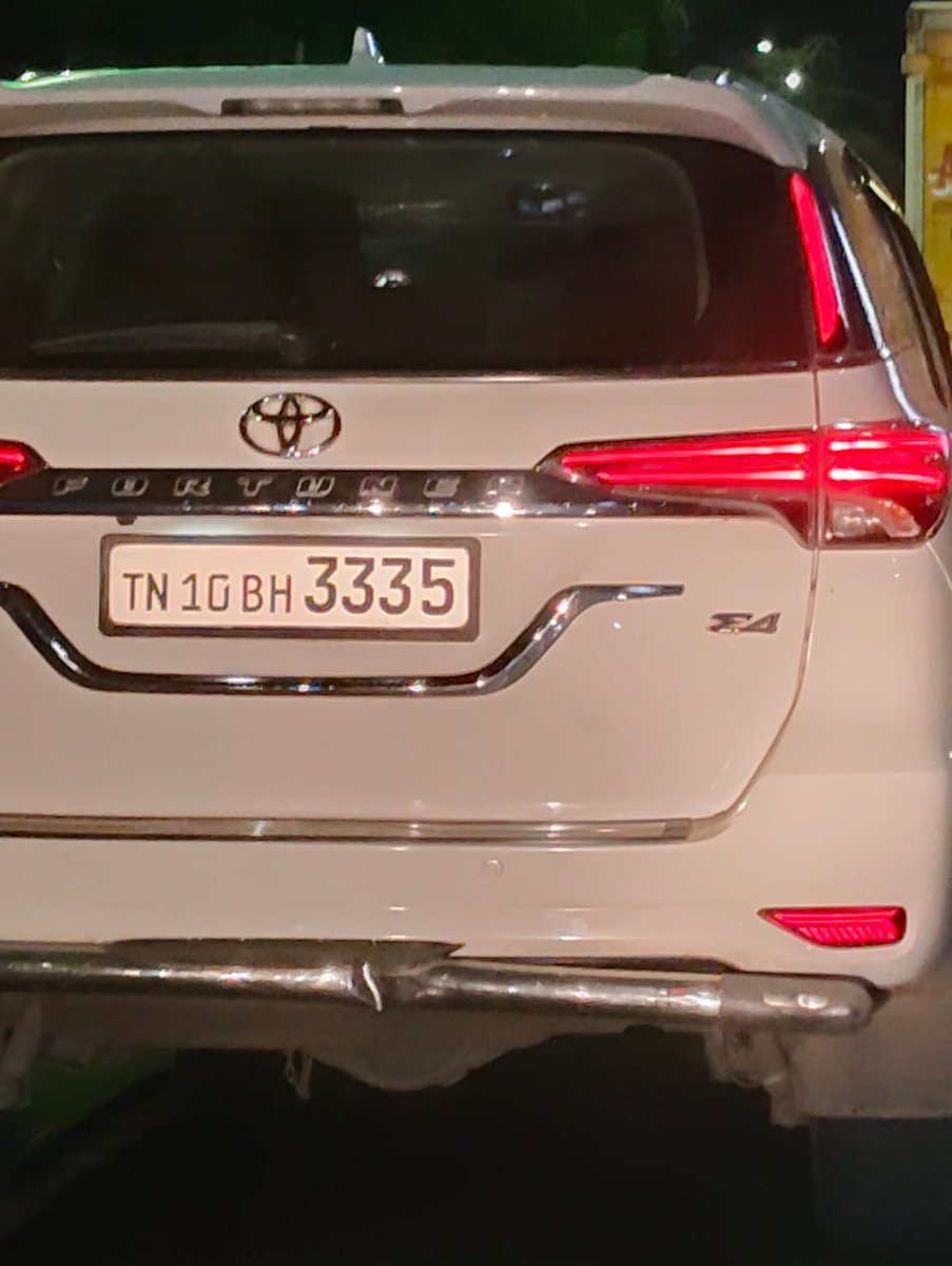 ghouse2017's tweet photo. @ChennaiTraffic பிற வாகன ஓட்டிகளை அச்சுறுத்ததை போன்று போக்குவரத்து நெரிசலில் அதிவேகமாகவும் கண்ணை கூசம் அளவில் ஹேலோஜன் விளக்குகளை ஒளிர விட்டுக்கொண்டு அதிக ஓசை எழுப்பும் ஹாரன்களோடு சென்ற இந்த வாகனம்.

நாள்: 1.09.2025
நேரம் : சுமார் 10.30 pm
இடம் : சின்னமலை ஆளுநர் மாளிகை எதிர் சாலை https://t.co/pBNpdQSbm3