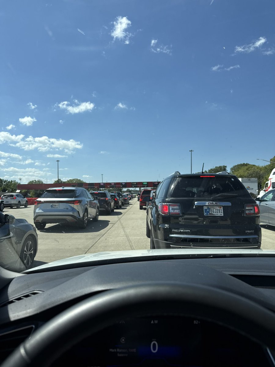 tytywag's tweet photo. Only in the 💩 state of Indiana do you have to wait an hour to pay a toll @IndianaTollRoad https://t.co/0rrS79ri2t