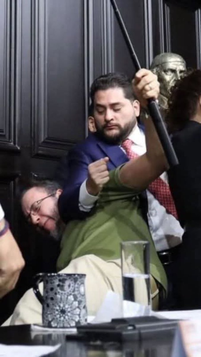 Chamaco <a href="/CarlosGMancilla/">CarlosGM</a>, es muy fácil gritar que tienes carácter, desde la investidura de diputado… cálale con un ciudadano común, sin tu fuero, sin tus mafias… nos avisas como te fue…