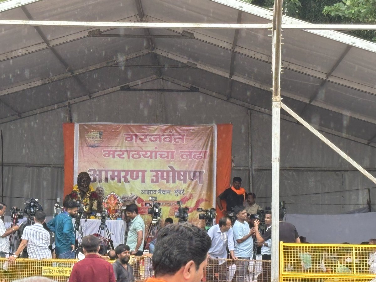dhavalkulkarni's tweet photo. Maratha leader Manoj Jarange-Patil has launched a protest at the Azad Maidan in Mumbai seeking that the Maratha community be given quotas from the OBC category. However, do you know that the fort of Bombay had a ‘Maratha ditch’ around it to prevent the Marathas from laying siege to it? Ironically, the Marathas are protesting at the very site where the ditch was once located! 
 
Read on: 
 
#Mumbai #history #heritage #MumbaiHistory #MumbaiHeritage #Bombay #BombayFort #Maharashtra #MaharashtraHistory #MaharashtraHeritage #Marathi #Maratha #ManojJarangePatil #MarathaQuotas #OBC #MarathaReservations #MarathaReservation #MarathaInMumbai #Maratha #MarathaAndolan #MarathaArakshan #maratha_reservation #maratha