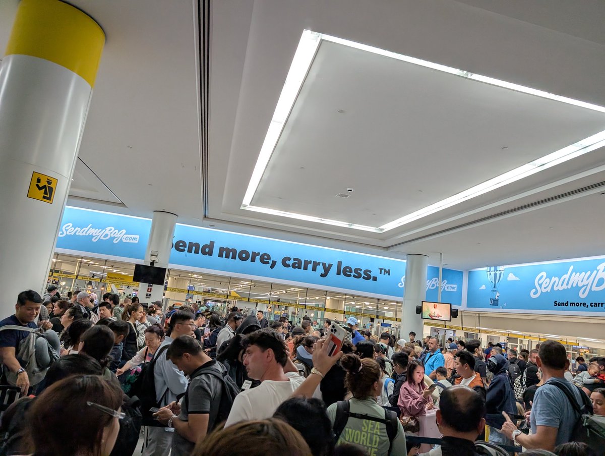 scbc9133's tweet photo. JFKの入国審査に２時間半並んだ。アメリカ市民と永住権持ちの列のほうが遥かに長かったのはみんな夏休みから帰ってきたからか。審査自体はいつも通りの質問で全く厳しくなかった。 https://t.co/LYlWplhTX7
