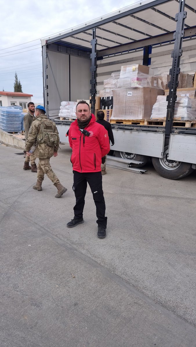 Bu arkadaki tırlar hep bizim elimizden geçiyor kendisi boşalmıyor kendisi ayrılmıyor kendisi paketlenmiyor kendisi dağılmıyor sizce bu işleri kim yapıyor.
#SYDVdeGREVEdevam