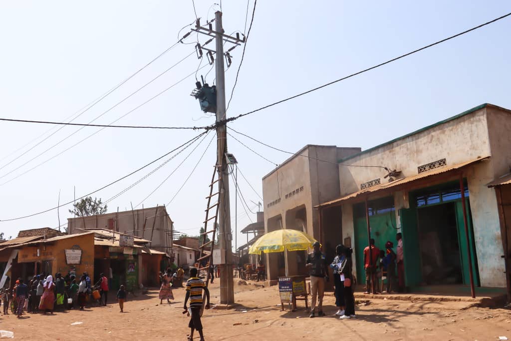 kanyamune's tweet photo. 1/2 Thanks to the progressive commissioning of the first phase of the Energy Access Project, several communes in #Burundi now have access to electricity.These include the centers of #Muramba, #Kiyange, #Karongwe, #Kibimba, #Musongati, #Buraza, #Nyarusange,and #Ndava.
@GeneralNeva https://t.co/z2rTTnrHoA