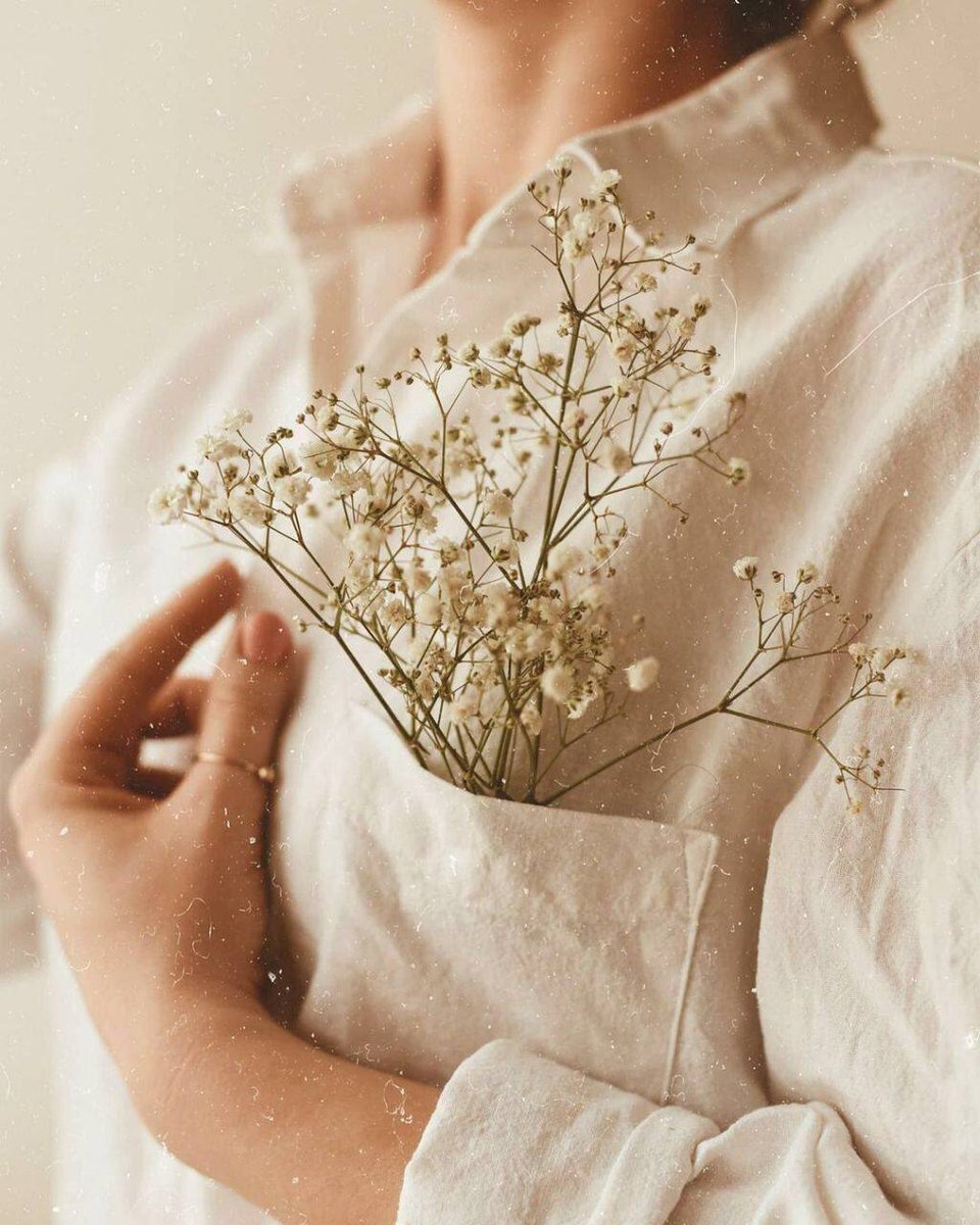 دل ما همیشه شکسته‌ است،
اما امیدواری هیچوقت
از جیبِ چپِ پیراهن‌مان کم نشد..
#ناظم_حکمت