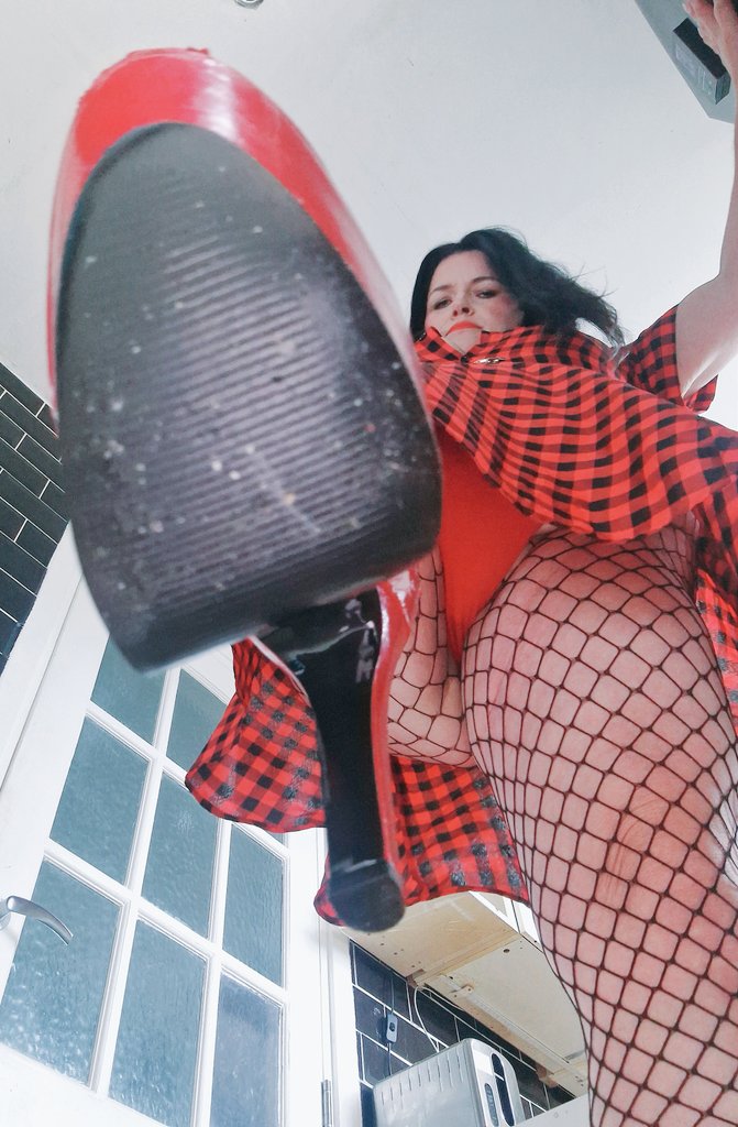 Let me use my heels on you pathetic losers... 

#dominate #dommommy #mommy #goddess #heels #ballbusting #findom #paypig #femdom #domme #ukdomme