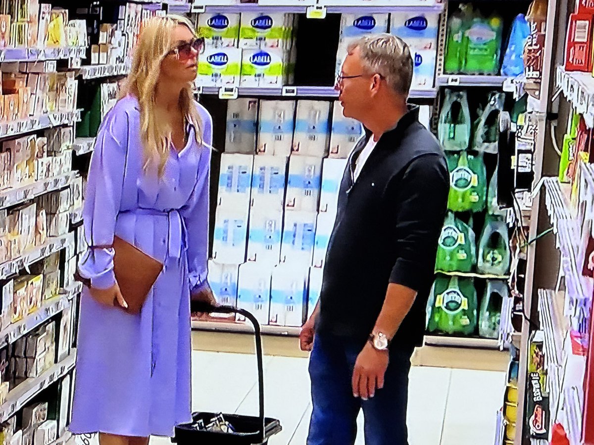 De Poolse Pornopop spreekt Illya aan op zijn vermeende geflirt met Monique. Jaloerse kenau, donder lekker op retour Krakau in je witte boesje #benbvolliefde