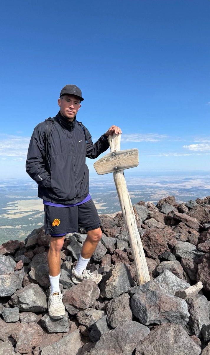 CGBBURNER's tweet photo. Devin Booker hiked Humphreys Peak, the highest mountain in Flagstaff, AZ today! ⛰️🔥

(Via, IG/dbook) https://t.co/6YJcKfGQPA