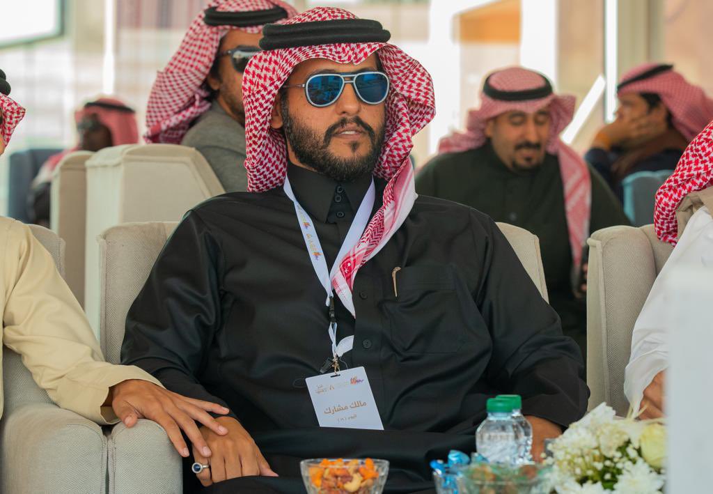 يعلن عبدالله بن ظبية عن إنضمام 15 فردية شعلا لمنقية غزايز مضيم . 
كل فردية توهجر كنها ضو ابن هادي. 

إضاءة / 

يضرب بالشيك ابو لاح لعيون عوال الشايب .