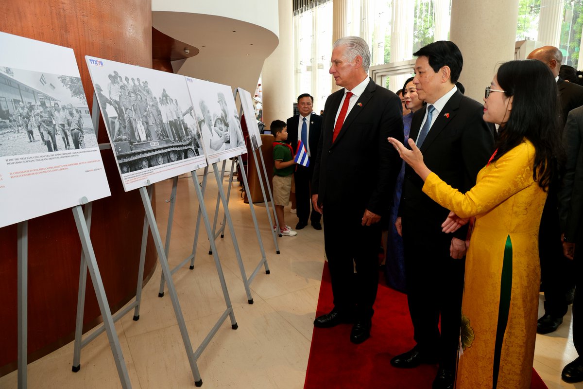 Desde el saludo afectuoso entre los máximos dirigentes  de Cuba y Vietnam hasta  el colorido acto de conmemoración del 65 aniversario de relaciones bilaterales, @Cubaminrex resume 📃✍🏽  actividades de segunda jornada de #DiazCanelEnVietnam 🇨🇺🇻🇳

🔗cubaminrex.cu/es/abrazo-frat…