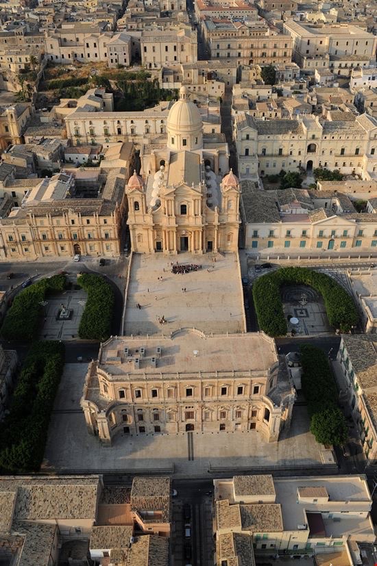 “E poi la vita ci insegna che bisogna sempre volare in alto. Piú in alto dell’invidia, del dolore, della cattiveria”

Alda Merini.
Noto,  città barocca