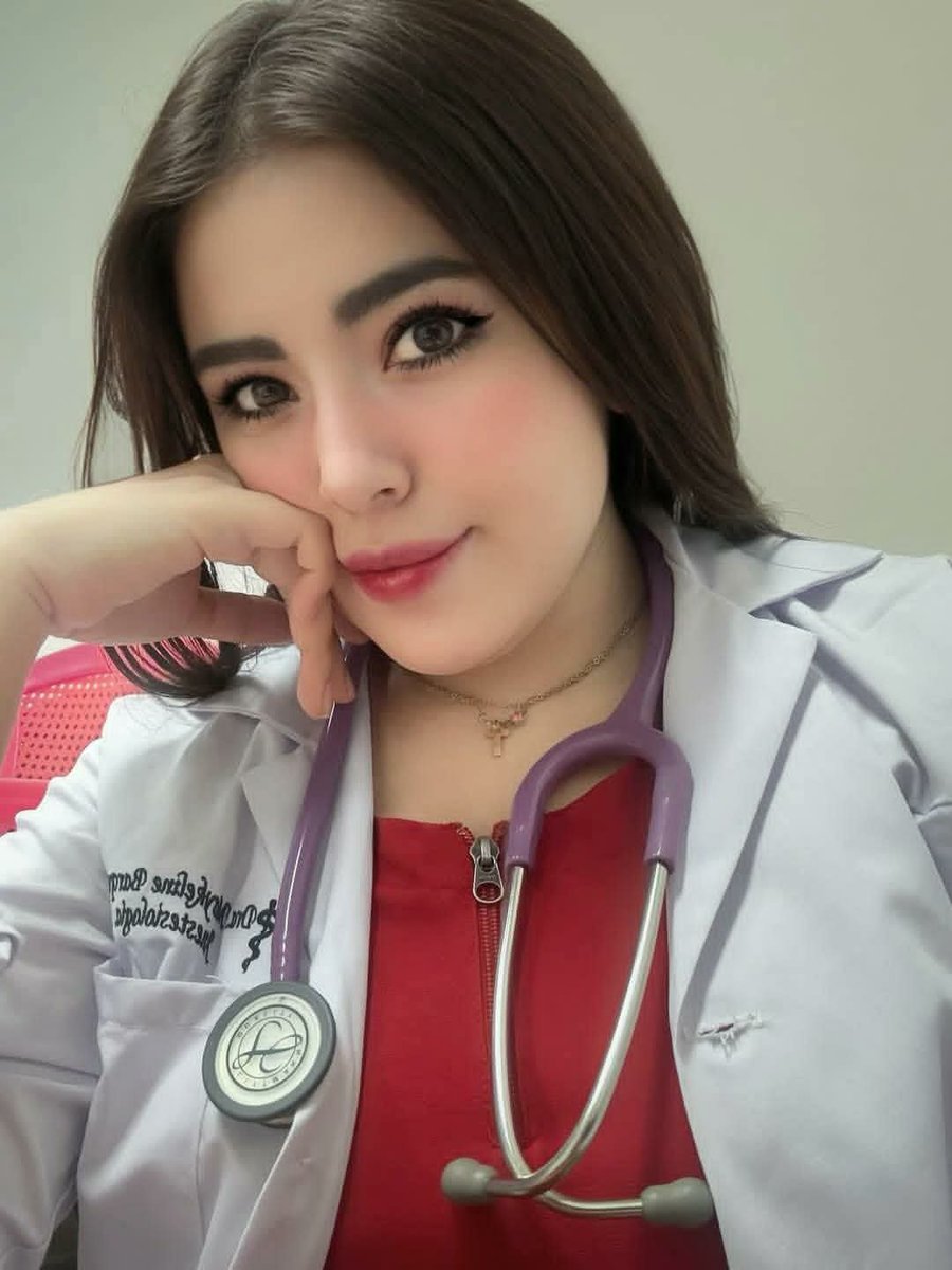 أكمل العباره التالية : زينة الشجرة اوراقها 

وزينة المرأة.........؟!
