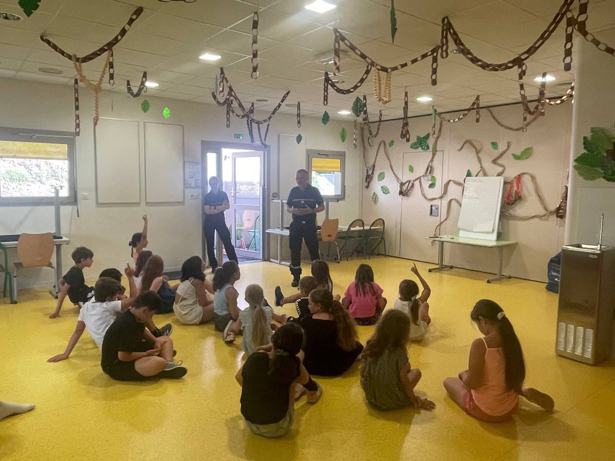 CS_Culoz's tweet photo. 🏥 GESTES QUI SAUVENT 💚

Stéphane notre infirmier et Cassandra Sapeur pompier ont participé à deux actions de formation aux gestes qui sauvent auprès des jeunes du centre de loisir de Culoz-Béon ainsi que du personnel de l’espace petit enfance du Colombier. https://t.co/ecwS4QOgC6