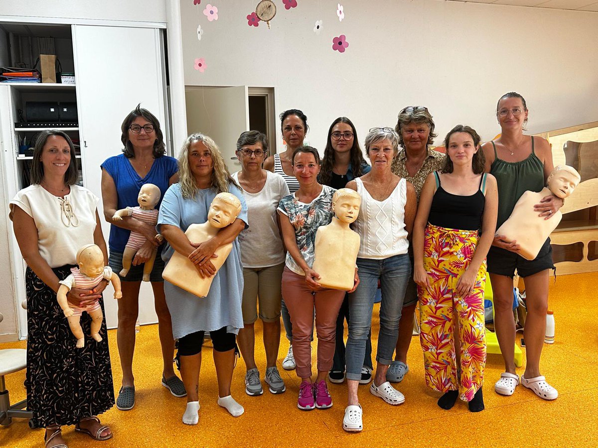 CS_Culoz's tweet photo. 🏥 GESTES QUI SAUVENT 💚

Stéphane notre infirmier et Cassandra Sapeur pompier ont participé à deux actions de formation aux gestes qui sauvent auprès des jeunes du centre de loisir de Culoz-Béon ainsi que du personnel de l’espace petit enfance du Colombier. https://t.co/ecwS4QOgC6