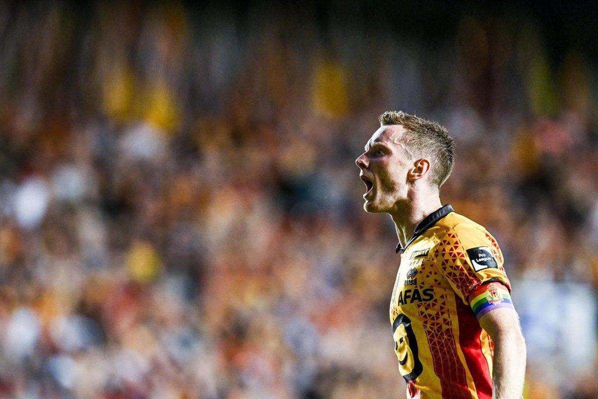 8 seizoenen, iets meer. Een onwaarschijnlijke dubbel, absolute wereldgoals, magistrale assists en heerlijke passes. Techniek, altijd gekoppeld aan passie en strijd. En vooral een geelrood hart.

Voor mij hoort Schoofs in de galerij van absolute clublegendes, naast spelers als