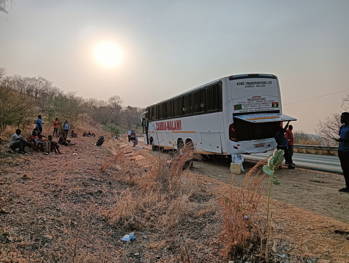 exitworker's tweet image. マラウイのリロングウェからザンビアのルサカまでバスで移動。約700㌔、乗車16時間で8万mwk（6800円）。途中、パンクしたタイヤの交換で40分くらい停車。朝6時発で到着は午後10時。アフリカのバス旅は長時間乗車ばかりで疲れる。#アフリカ縦断　#マラウイ　#ザンビア