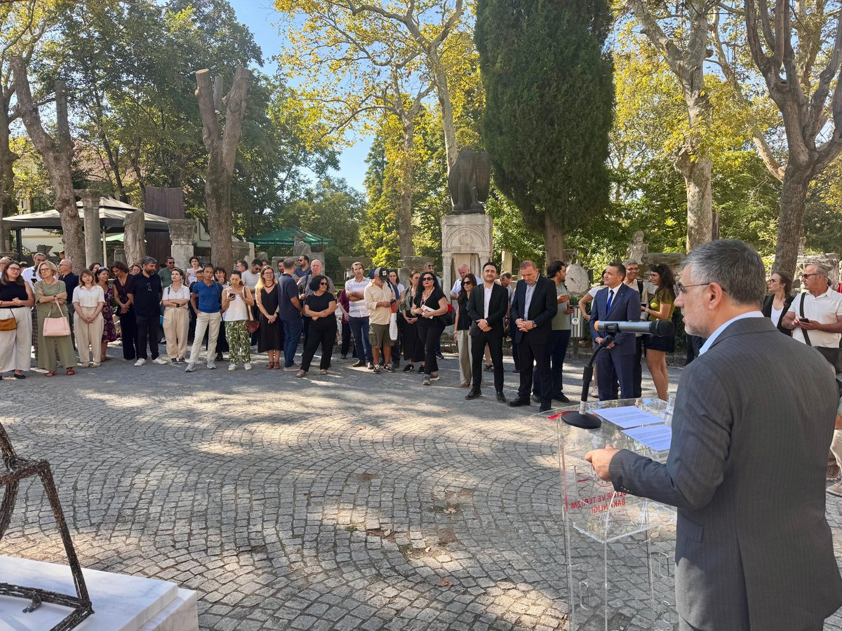Keskin_Huseyin's tweet photo. Bakanlığımız Kültür Varlıkları ve Müzeler Genel Müdürlüğü tarafından düzenlenen ve İstanbul Arkeoloji Müzelerimizin ev sahipliğinde gerçekleşen “İz Kalır, Ben Kaybolurum” Nilhan Sesalan Heykel Sergisinin açılışına, Müzeler Daire Başkanımız Sn. Serkan Gedük ile birlikte katıldık.
Cumhuriyetimizin 102. yılına ithafen hazırlanan 102 Süreli Sergi Projesi kapsamında düzenlenen bu sergi; sanatçımız Nilhan Sesalan’ın 2025 tarihli üç yapıtını ilk kez müze ve sanatseverlerle buluşturuyor. Eserler, hafıza, yönelim, hareket ve müzik temalarıyla geçmiş, bugün ve geleceği bir araya getiriyor.
Başta İstanbul Arkeoloji Müzeleri Müdürümüz Sn. Rahmi Asal ve değerli sanatçımız Nilhan Sesalan olmak üzere emeği geçen herkese teşekkür ediyor, tüm sanatseverleri bu özel sergiyi görmeye davet ediyoruz.