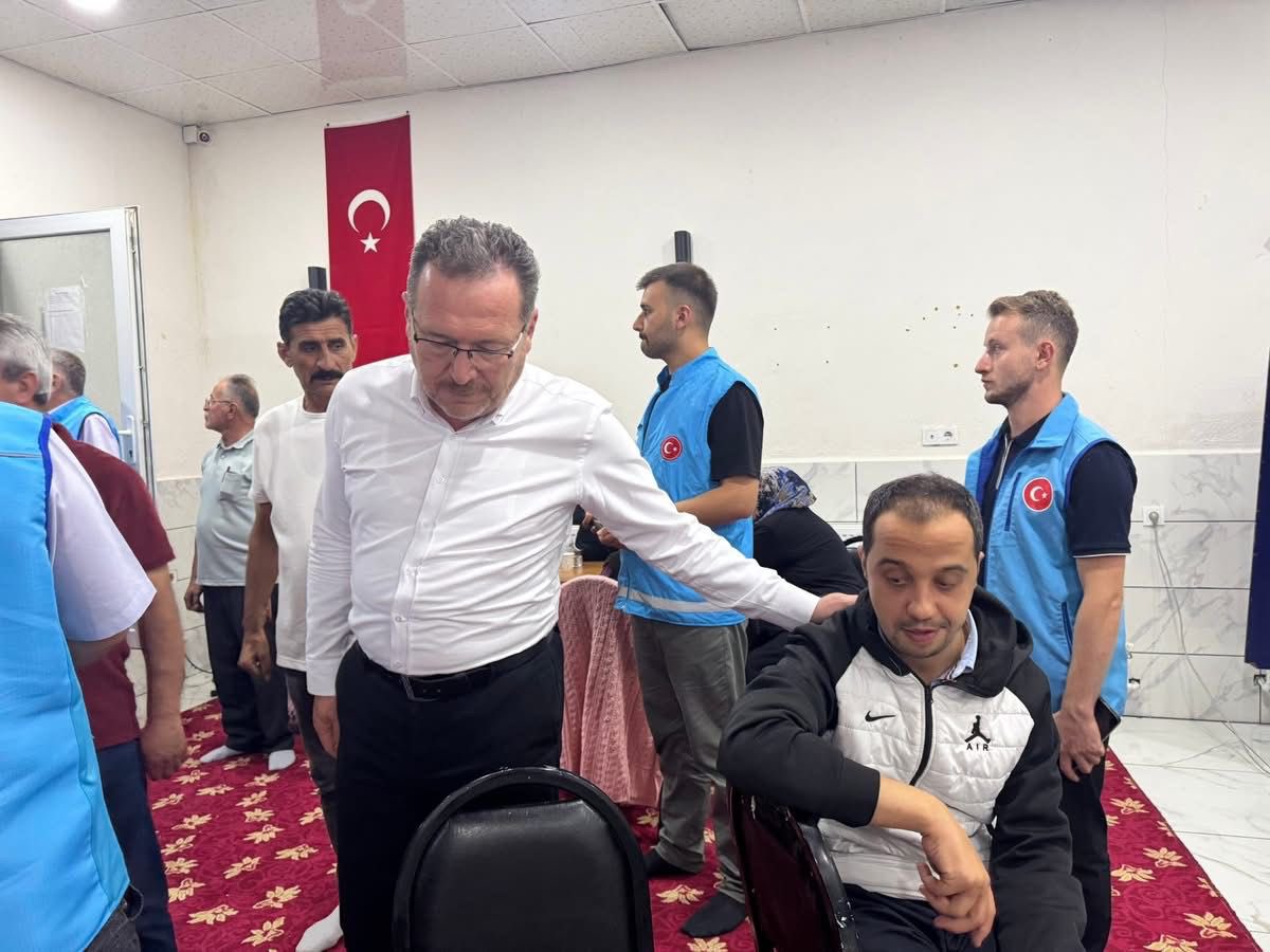 🚨 Geçmiş Olsun Araç

Yangından etkilenen Güzelce, Şiringüney, Kızılören, Ahatlar ve İhsanlı köylerimizden tedbiren İğdir Yatılı Kur’an Kursu’na yerleştirilen 58 hemşehrimizi ziyaret ederek geçmiş olsun dileklerimizi ilettik.

Devletimizin ve milletimizin ortak gayretiyle,