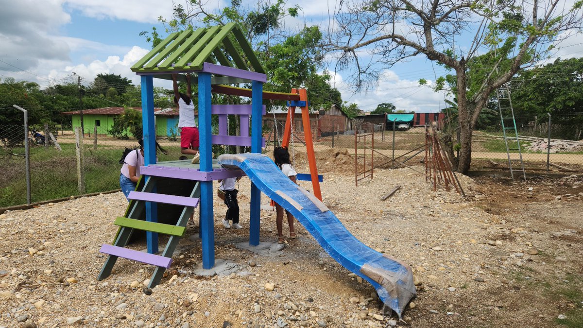 ARNColombia's tweet photo. Se desarrollaron Agendas Territoriales en de Reincorporación Comunitaria en #Florencia, #LaMontañita, #ElDoncello, #CartagenaDelChairá y #SanVicenteDelCaguán para el fortalecimiento del tejido social 🫂 y se graduaron 54 personas como bachilleres académicos. https://t.co/Rk3fJzs1rS