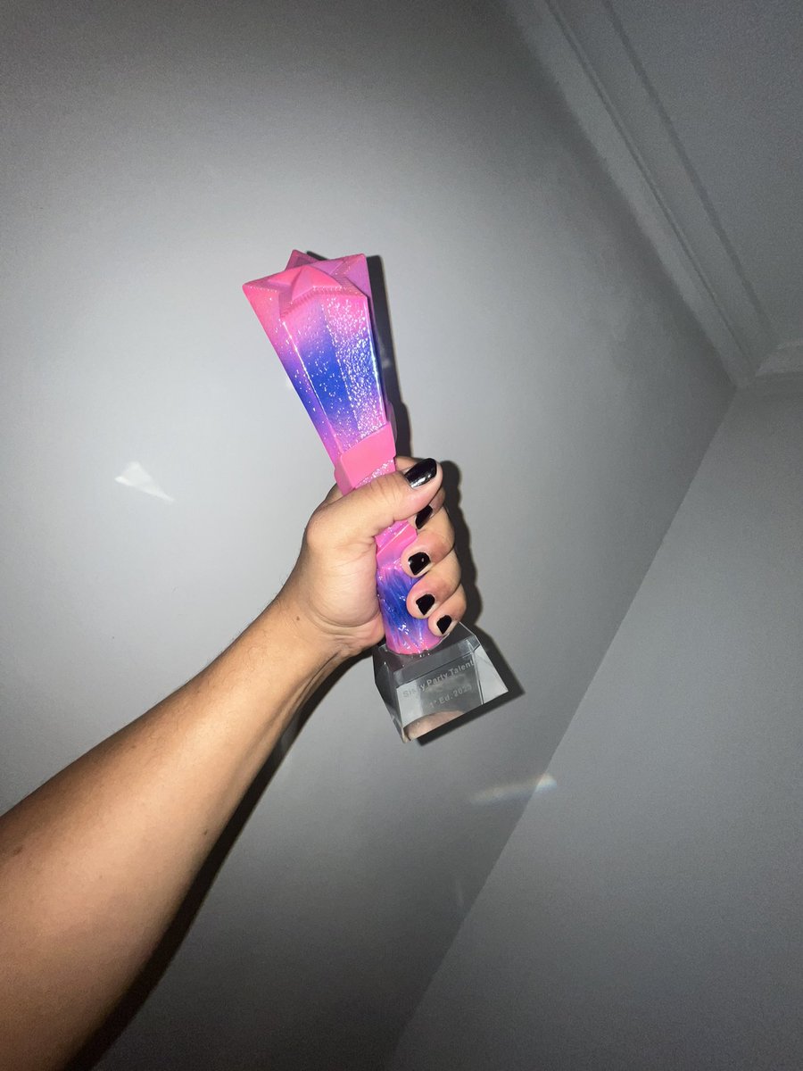 Gane un concurso de talento cantando un tema producido y escrito por mi ✨
No tengo idea cuando estará en todas las plataformas jajajsjjsjsjsjjsjsjsjbs