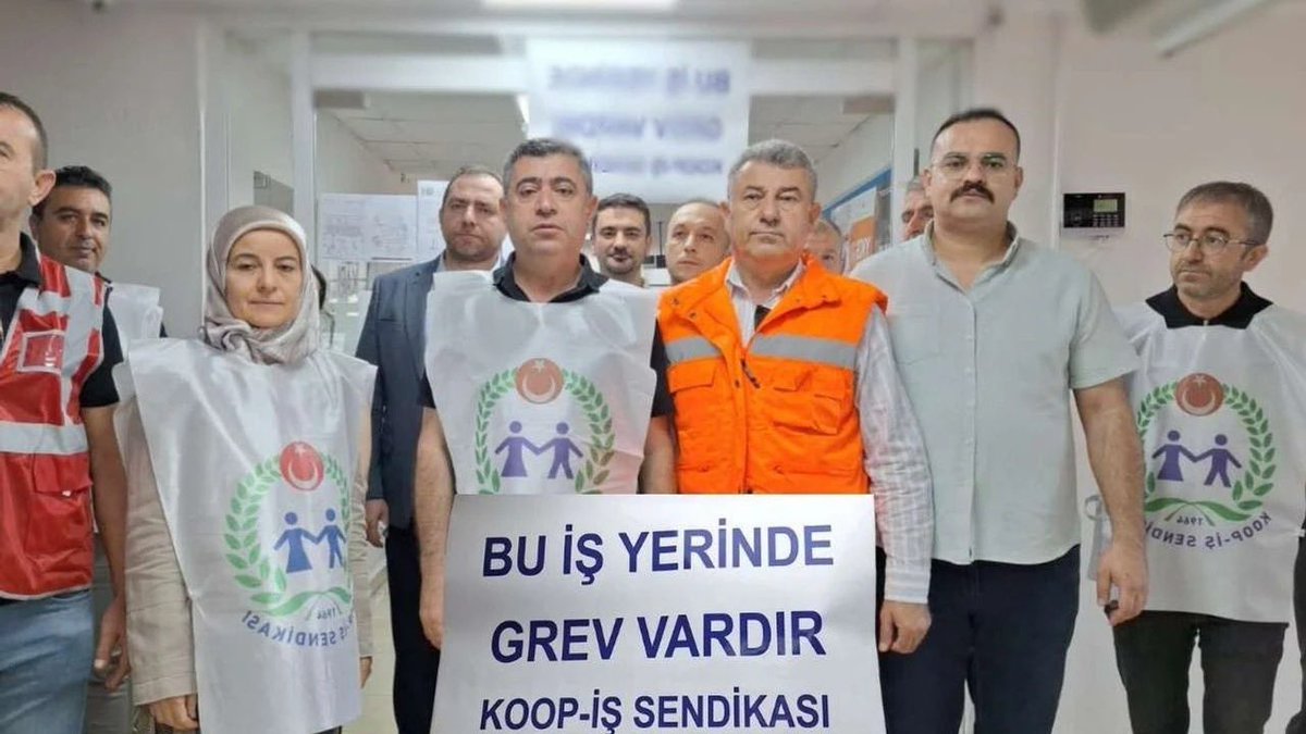idrisgvn38's tweet photo. Bizler her gün binlerce ailenin derdine koşuyoruz.
Ama kendi derdimize gelince görmezden geliniyoruz
Emeğimizin karşılığını alana kadar GREVDEYİZ
#SYDVdeGREVEdevam
@_cevdetyilmaz @tcailesosyal @MahinurOzdemir @SayimMadak @ztarikdaroglu @csgbakanligi @isikhanvedat @ashb_sygm https://t.co/n93gbaIko8