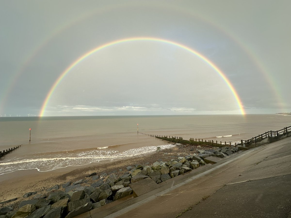 eldawsonnn's tweet photo. @looknorthBBC Withernsea this evening 🌈 https://t.co/UUU403wJjC
