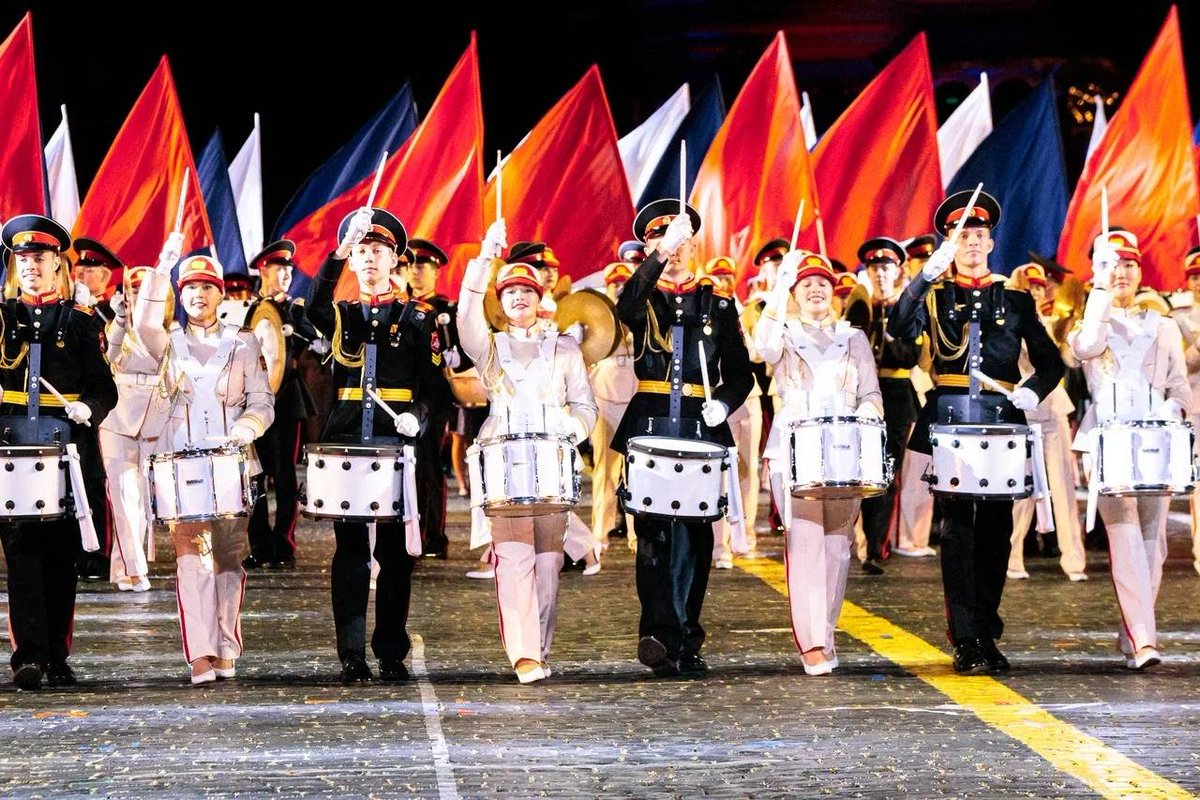 🎺 The #SpasskayaTower Festival was one of the brightest cultural events of the year as usual

The Red Square was turned into a grand stage filled with marches, folk melodies &amp; music galore

This year's fest was dedicated to #Victory80

Learn more: t.me/MFARussia/26204