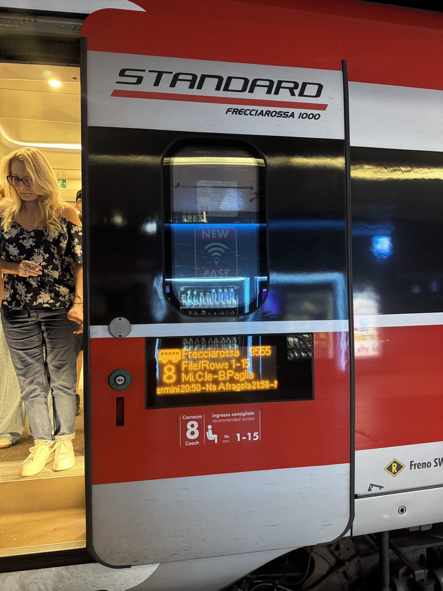 Ancora ritardi immotivati a Termini per le scelte dei dirigenti del movimento Trenitalia <a href="/fsitaliane/">Ferrovie dello Stato Italiane</a>. La freccia nella foto è tenuta ferma a Roma Termini mentre potrebbe essere avvicinata a napoli Afragola che non aveva problemi