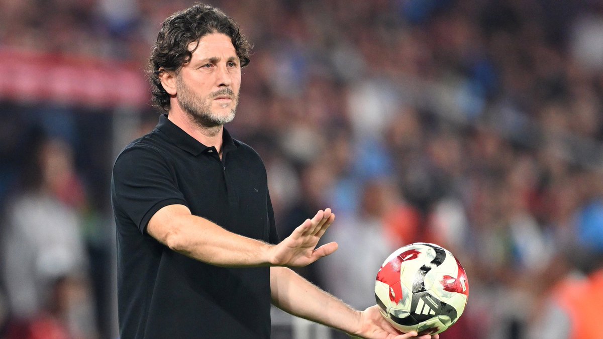 Sen istifa et arkanda değil yanında seninle yürümeyinin Allah belasını versin