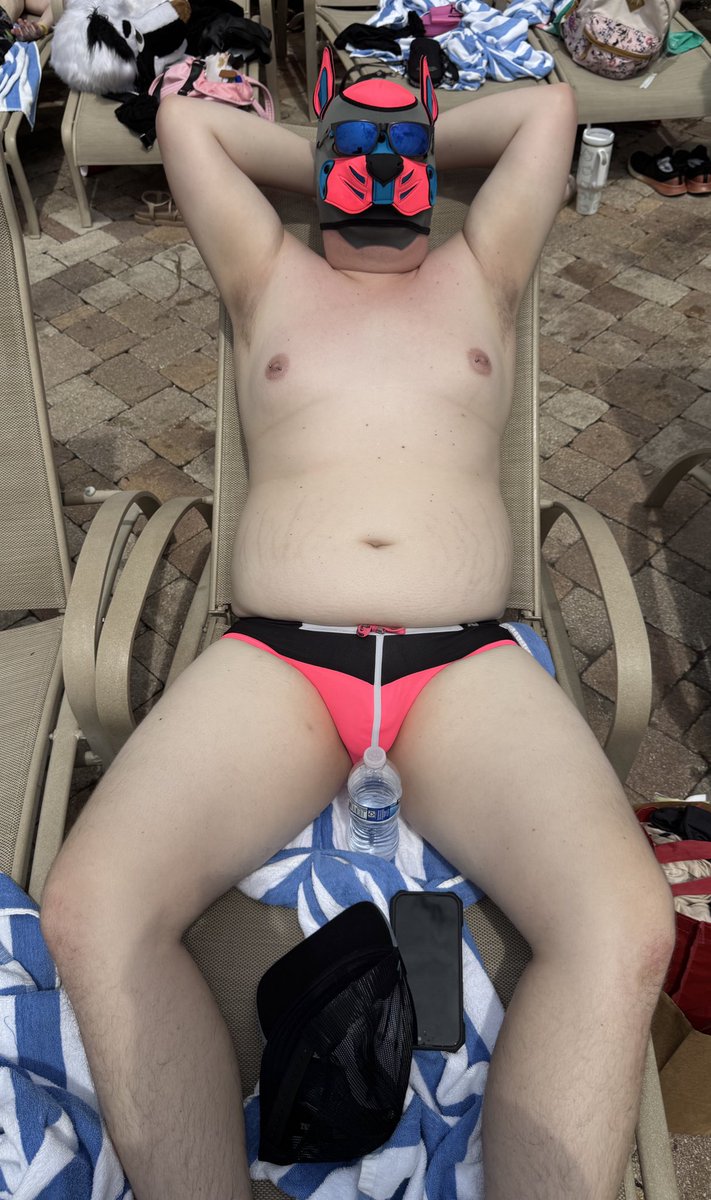 Loving this relaxing pool time! 

#gaypup #gay #gaychub #nsfw