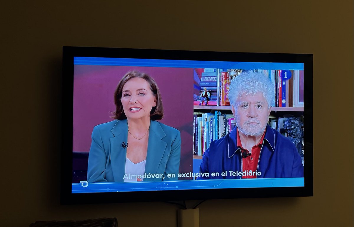 Y ahora, el mamarracho intoxicador. DA VERGÜENZA CASI FÍSICA VER ESTA BAZOFIA QUE NOS OBLIGAN A PAGAR. ⁦<a href="/PepaBueno/">Pepa Bueno</a>⁩ ⁦<a href="/La1_tve/">La 1</a>⁩