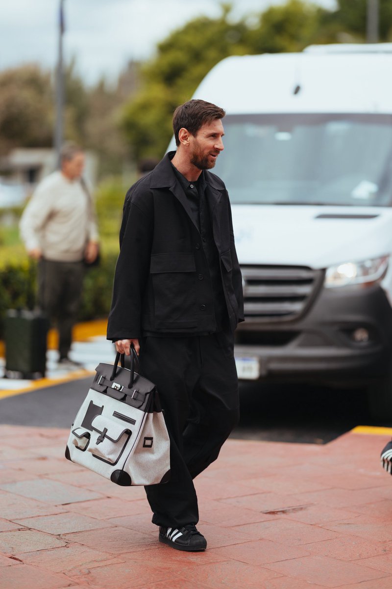 LLEGÓ.

LLEGÓ.

LLEGÓ LIONEL ANDRÉS MESSI A ARGENTINA.