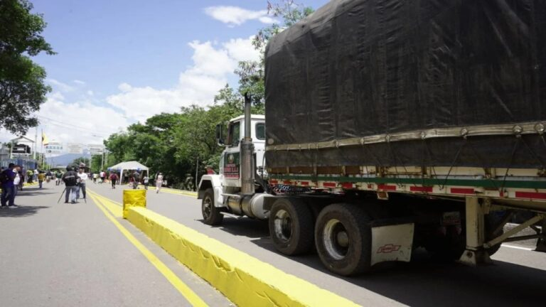 Unionradionet's tweet photo. #EnForo Comercio entre Venezuela y Colombia creció casi 14% en el primer semestre del año
https://t.co/1ni2JqDlN5 https://t.co/ZQYL3leHJs