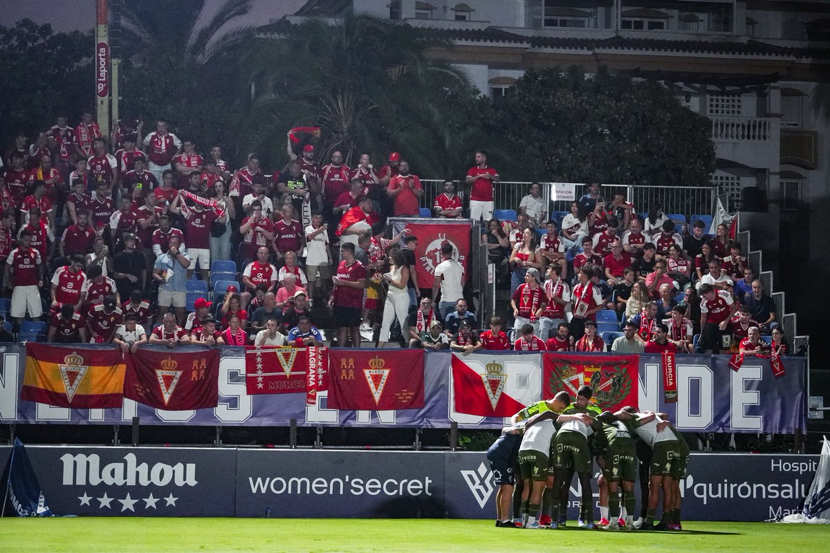 Les plantan un partido de 1RFEF un lunes a 454 km de casa, y ahí están.

Honor a esta gente.

No camina solo el <a href="/realmurciacfsad/">Real Murcia CF</a>, ni en el barro.